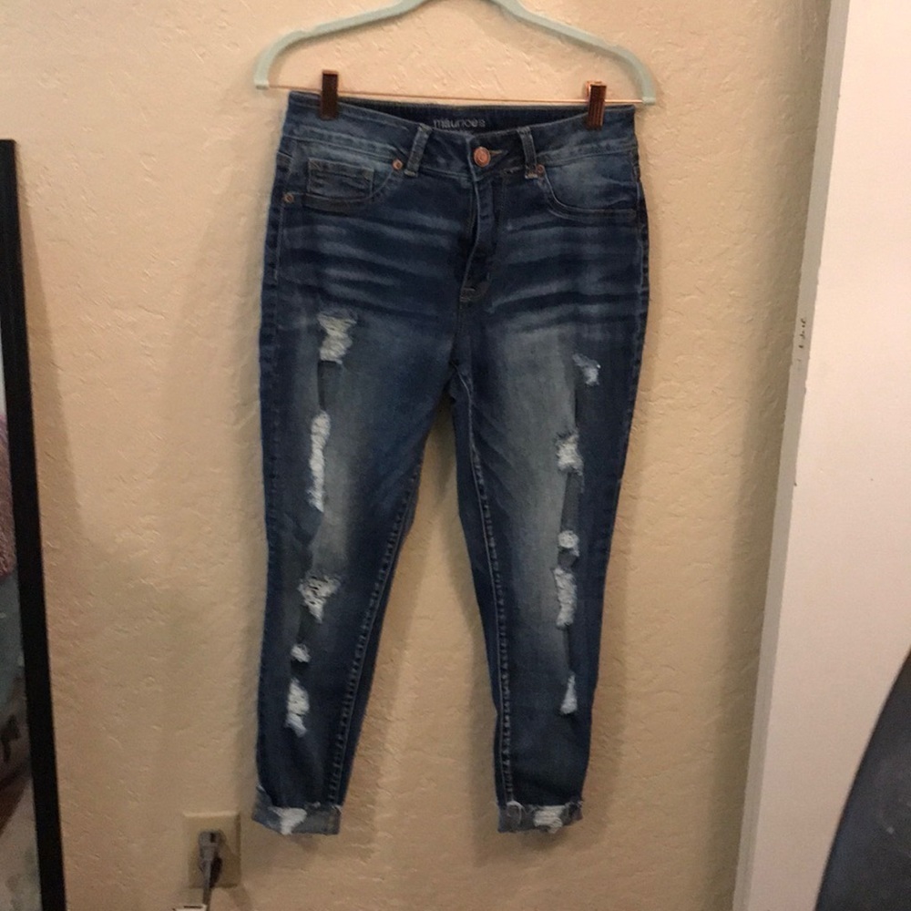 Maurices high rise distressed jeans size Medium. J102